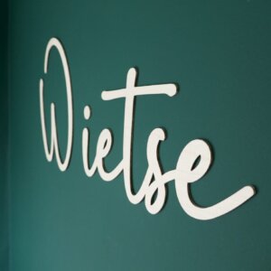 Uit houten gesneden naam aan muur