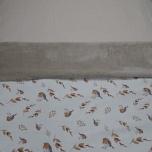 Ledikantdeken van zacht bamboefleece kleur zand en katoen met vogeltjes print.