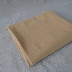 Opgevouwen laken washed cotton caramel.