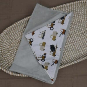 Gevouwen omslagdoek met buitenzijde voertuigen print en binnenzijde kleur taupe.