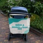 Canvas shopper van Naïf hangend aan kinderwagen met tekst have a worry-free day.