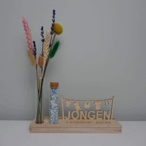 Houten standaard met droogbloemen en blauwe muisjes in glazen buisje met tekst HOERA EEN JONGEN.