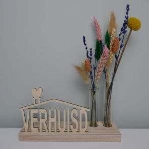 Houten kaarthouder met kaart, droogbloemen in glazen buisjes met uit hout gesneden tekst VERHUISD.