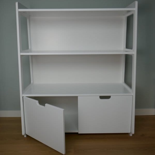 Vooraanzicht van een witte speelgoedkast met openstaande deur.