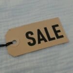 Kraft label met de tekst SALE.
