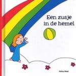 Voorkant prentenboekje "een zusje in de hemel" waarop een meisje die speelt met een bal bij de regenboog is afgebeeld.