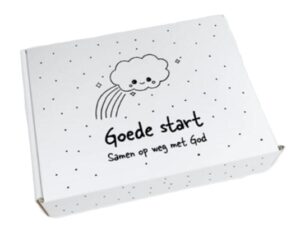 Witte doos met tekst: "Goede start. Samen op weg met God"