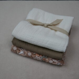 Vrolijke bloemen hydrofiele doeken set - 3 stuks met bloemen print en effen kleuren taupe en ecru