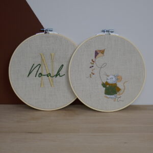 Geborduurde wandhangers met naam Noah en een muisje met een vlieger.